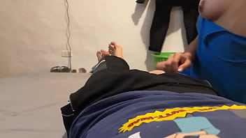 Muy cachonda encuentra a mi hermanastra en su cuarto y quiere ser follada