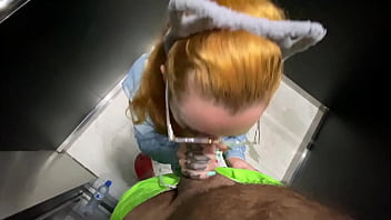 Achei meu vizinho no elevador e mamei ele gostoso