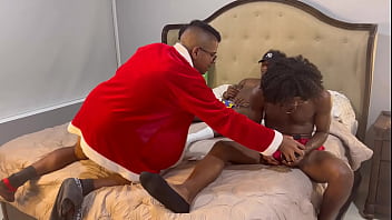 La Tetona Madrastra Atrapó A Su Hijastro Y Amigos Jugando Con Un Juguete Guerrero Y Luego Los Folla Honeyplaybox thumbnail