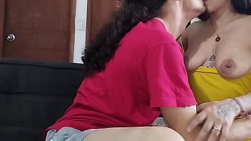 " y si nos descubren " tarde de peliculas se volvio caliente y mojada cuando folle a mi hermanastra