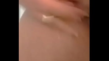 A falta d verga me acaricio en la ducha