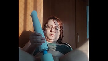 Vazou na net novinha arrombando o cuzinho na chamada de vídeo