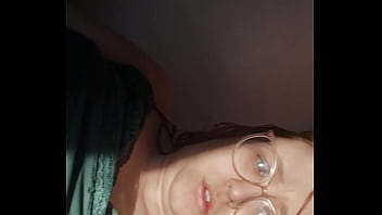 Vazou na net novinha arrombando o cuzinho na chamada de vídeo