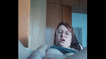 Vazou na net novinha arrombando o cuzinho na chamada de vídeo