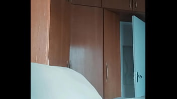 Vazou na net novinha arrombando o cuzinho na chamada de vídeo