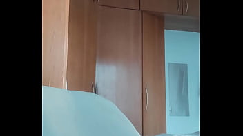 Vazou na net novinha arrombando o cuzinho na chamada de vídeo