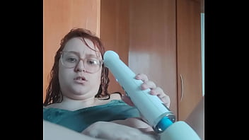 Vazou na net novinha arrombando o cuzinho na chamada de vídeo