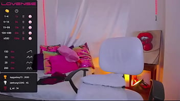 Sexy and julieta venus stimulates her clit