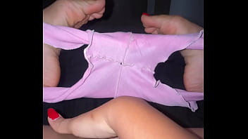 Muestro mi cameltoe en primer polano pov en shorts cortos al amanecer pijama corta tocandomel coño cremoso