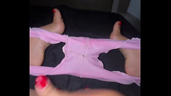 Muestro mi cameltoe en primer polano pov en shorts cortos al amanecer pijama corta tocandomel coño cremoso