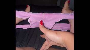 Muestro mi cameltoe en primer polano pov en shorts cortos al amanecer pijama corta tocandomel coño cremoso