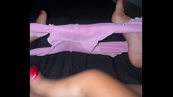 Muestro mi cameltoe en primer polano pov en shorts cortos al amanecer pijama corta tocandomel coño cremoso