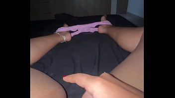 Muestro mi cameltoe en primer polano pov en shorts cortos al amanecer pijama corta tocandomel coño cremoso