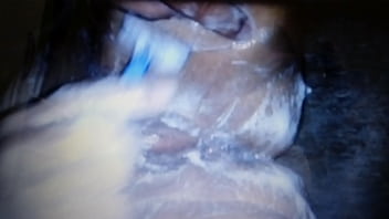 Ela ta deixando bem raspadinha essa safada