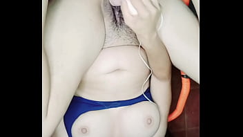 Que sabroso se siente bien profundo este enorme pollon y mira como sale mi leche a chorros