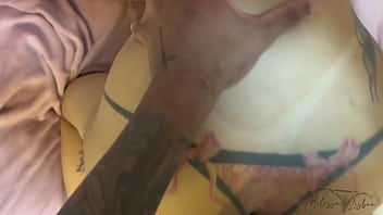 Um chocolate preto bem duro para minha madrasta e no final jorra muito leite que ela adora ganhar