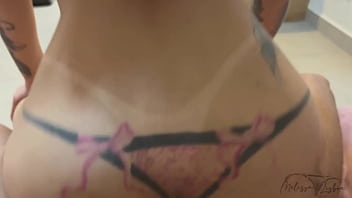 Um chocolate preto bem duro para minha madrasta e no final jorra muito leite que ela adora ganhar