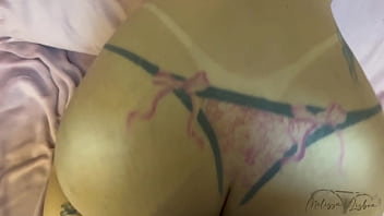 Um chocolate preto bem duro para minha madrasta e no final jorra muito leite que ela adora ganhar