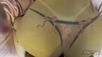 Um chocolate preto bem duro para minha madrasta e no final jorra muito leite que ela adora ganhar