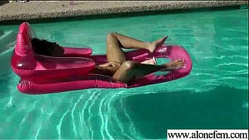 Solo girl get to orgams with all kind of sex toys video 04