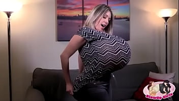 Uma mulher incrivelmente peituda bundunda e super gostosa