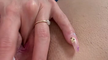 Se masturba riquisimo esperando que le metan la verga