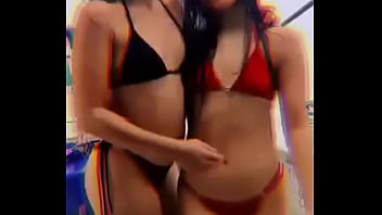 Duas gatinhas de biquíni mostrando todo seu amor gostosas vem q tem novinhas 2022