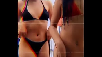 Duas gatinhas de biquíni mostrando todo seu amor gostosas vem q tem novinhas 2022
