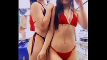 Duas gatinhas de biquíni mostrando todo seu amor gostosas vem q tem novinhas 2022