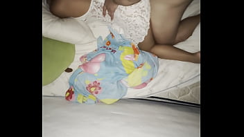 Madrastra y hijastro comparten cama