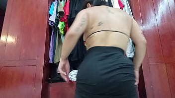 Sirvienta Sensual Cambia Su Vestimenta Provocativa thumbnail