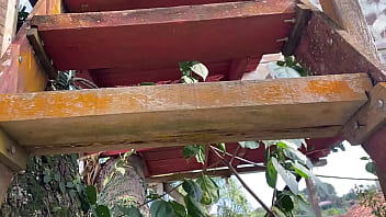 Após a piscina com muita caipirinha com fogo na bucetinha subi na casinha de madeira pra mostrar a bucetinha