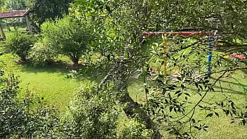 Após a piscina com muita caipirinha com fogo na bucetinha subi na casinha de madeira pra mostrar a bucetinha