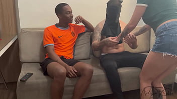 Vendado e entregue aos meus comandos amo dar o cuzinho ainda mais se for para dois da rola grande e grossa