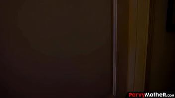 Rascal stepmother reprends her peeper stepson