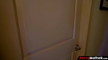 Rascal stepmother reprends her peeper stepson