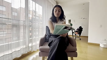 Se le pone duro el clitoris a la hetero perra de salón