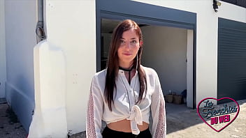 Sandrillon brune en chaleur obtient la baise hard qu'elle voulait