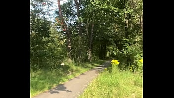 Naakt op een parkeerplaats langs de a28
