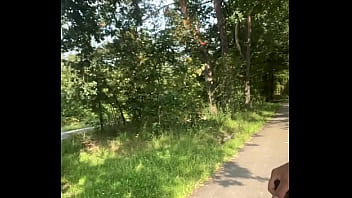 Naakt op een parkeerplaats langs de a28