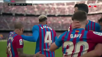 La xavineta pincha las llantas del autobús de simeone