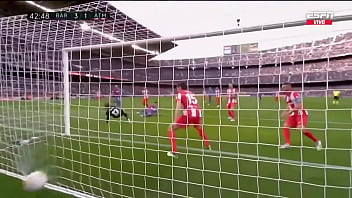 La xavineta pincha las llantas del autobús de simeone