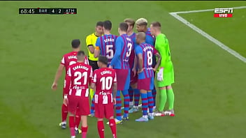 La xavineta pincha las llantas del autobús de simeone