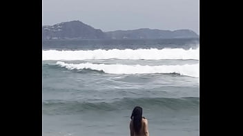 Fui Con Mi Novio A La Playa Y Frente Al Mar Me Desnude Para Meterme A Jugar Sin Ropa Entre Las Olas thumbnail