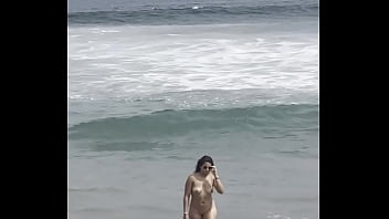 Fui Con Mi Novio A La Playa Y Frente Al Mar Me Desnude Para Meterme A Jugar Sin Ropa Entre Las Olas thumbnail