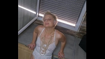 Je t'écarte bien les cuisses ta plus cas venir me lecher et me prendre