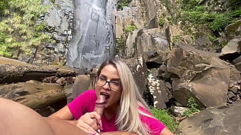 Boquete guloso com muita garganta profunda e leitinho na boca na trilha da cachoeira greedy blowjob with a lot of deep throat and milk in the mouth on the waterfall trail