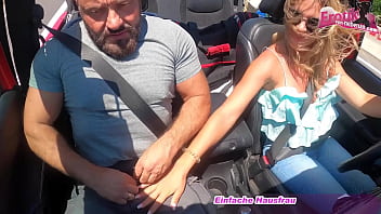 Deutsche lutscht einen schwanz beim auto fahren