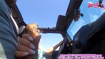 Deutsche lutscht einen schwanz beim auto fahren