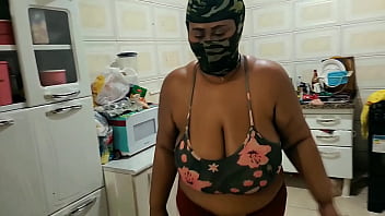 Voodoo ladra tenta invadir casa e leva uma lição de muitos squirt